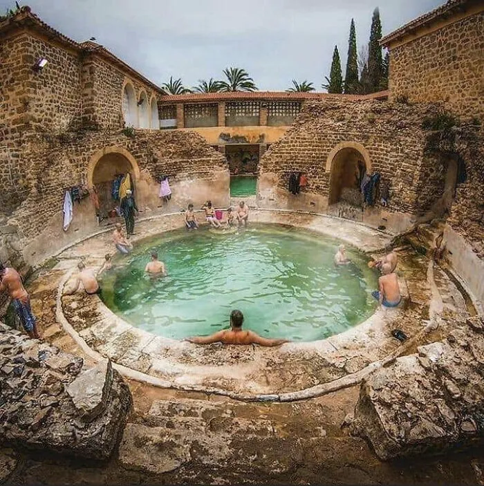 Hammam Essalihine es una casa de baños romana que sigue en uso después de 2000 años en Khenchela, Argelia
