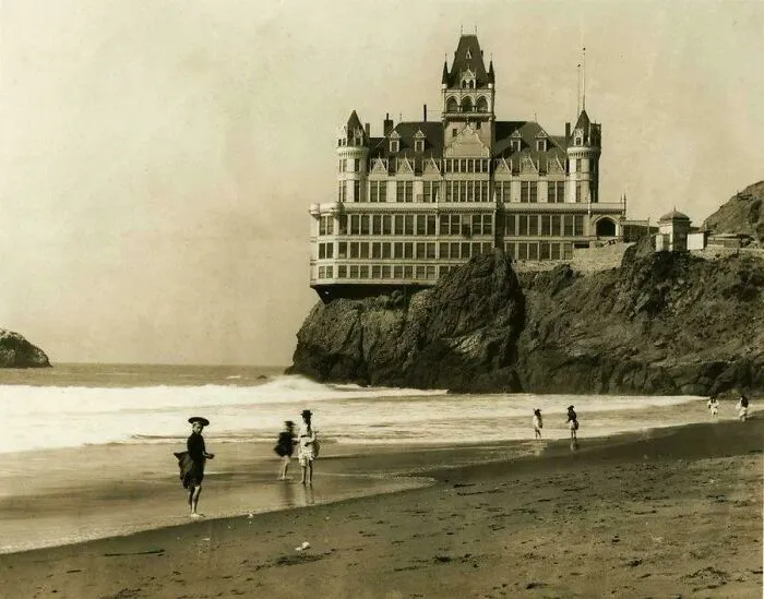 La icónica casa del acantilado de San Francisco antes de ser destruida en un incendio en 1907