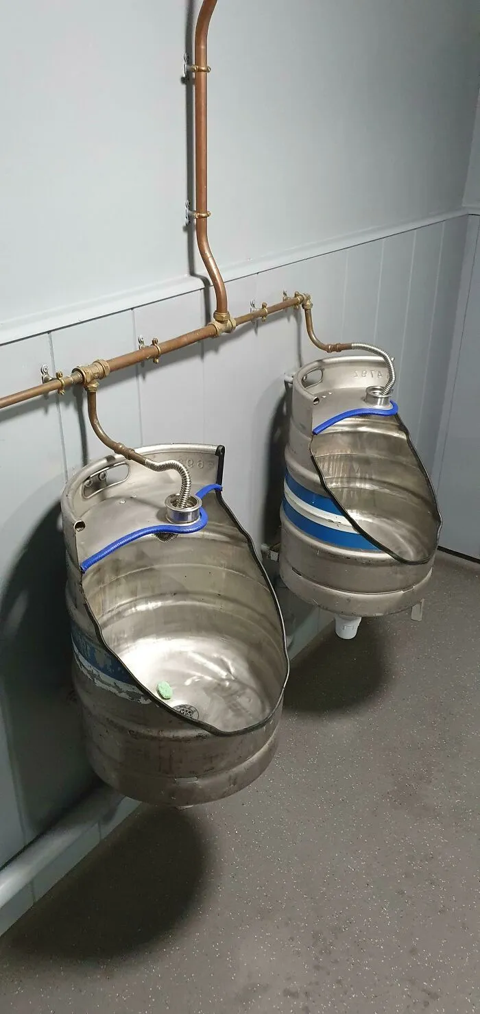 Chicos, no quiero presumir, pero por fin he descubierto cómo se fabrica la cerveza Carling