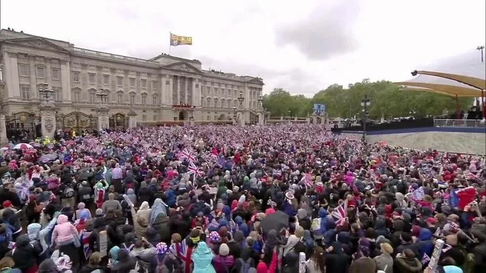 Increíble. ¡La Reina saluda desde el balcón del palacio Buckingham a la fila de seguridad del aeropuerto de Manchester!