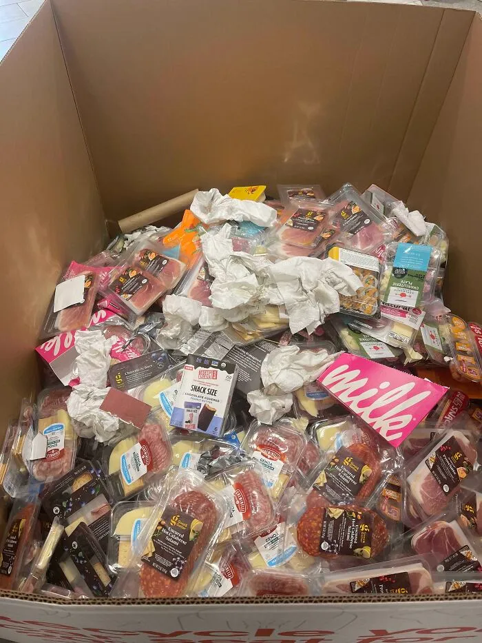 Los desperdicios en Target esta mañana. Van directo al contenedor. Imaginen toda la gente que esta caja podría alimentar...