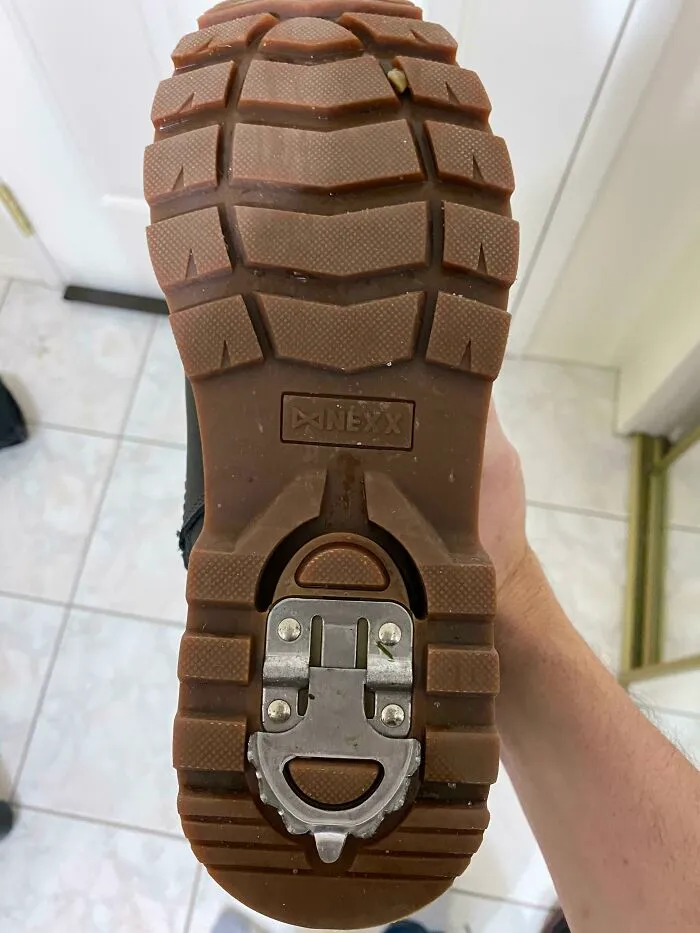 Estas botas de invierno tienen una placa de acero para ayudar a caminar sobre las superficies heladas