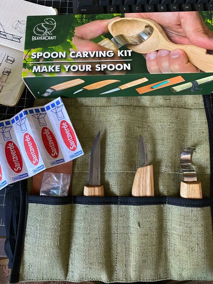 Mi kit para tallar cucharas venía con curitas
