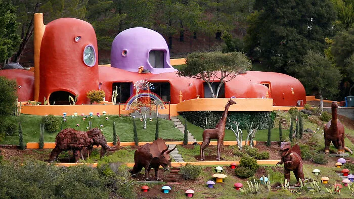 La "Casa de los Picapiedra", declarada "estorbo público", ahora puede mantener su colorido
