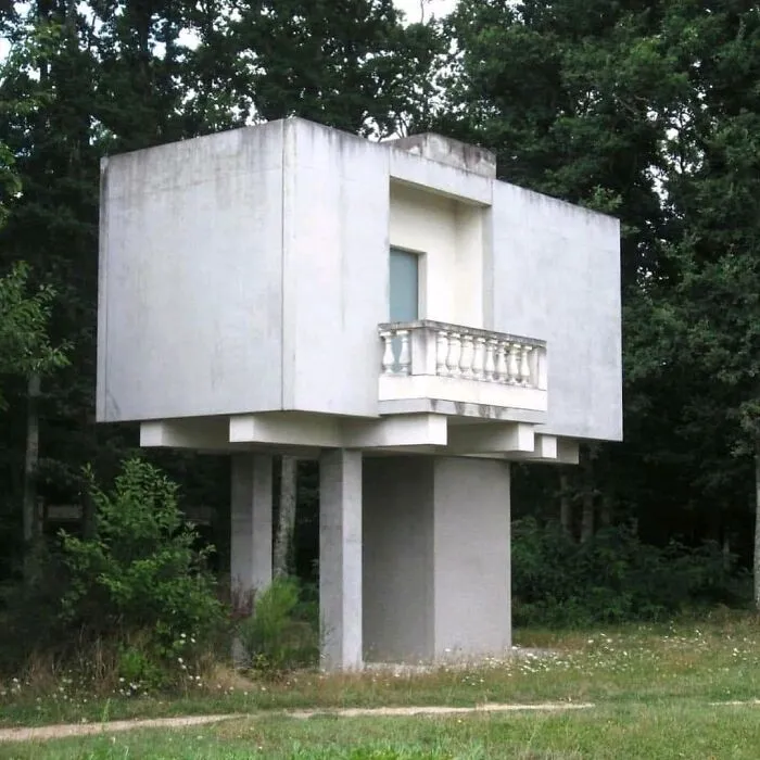 Tiniest Bizarrebuilding Ever?