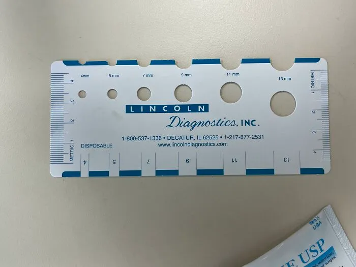 Regla utilizada por mi alergólogo para medir las ronchas de mi brazo tras una prueba de alergia