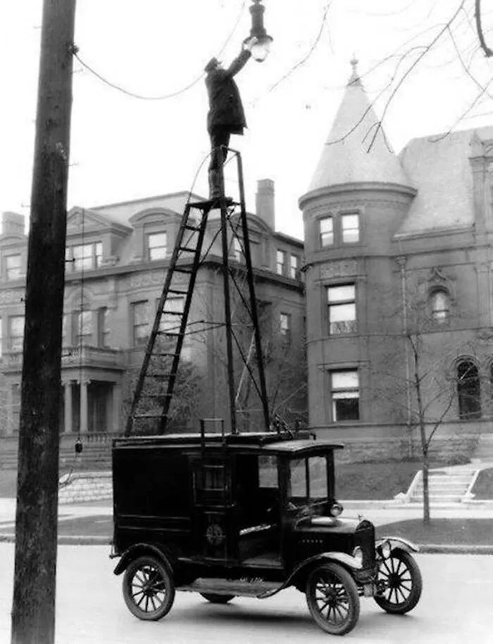 This Truck For Servicing Street Lamps