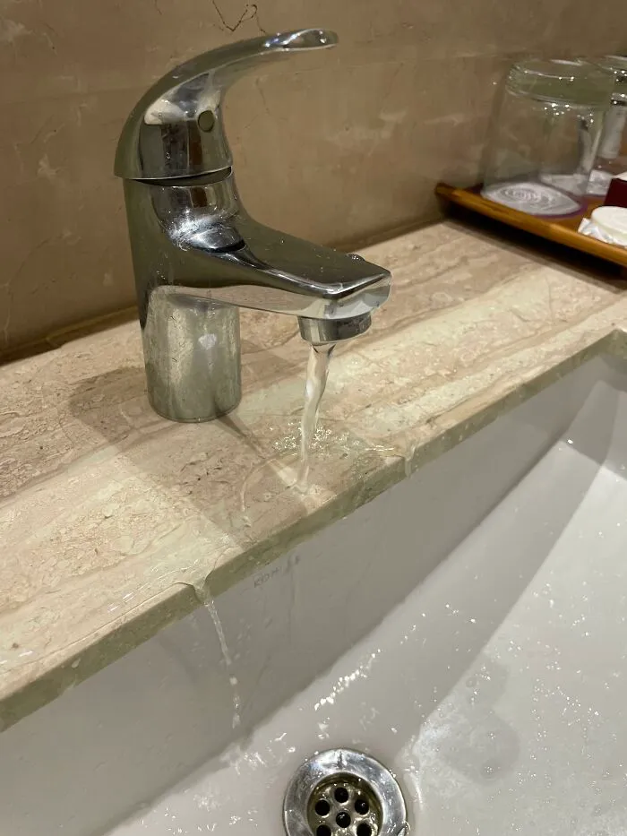 Un grifo mal colocado en una habitación de hotel genera una cascada de agua