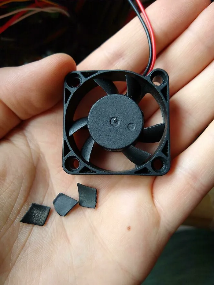 Accidentalmente rompí una pala, así que recorté dos más para mantener el ventilador equilibrado