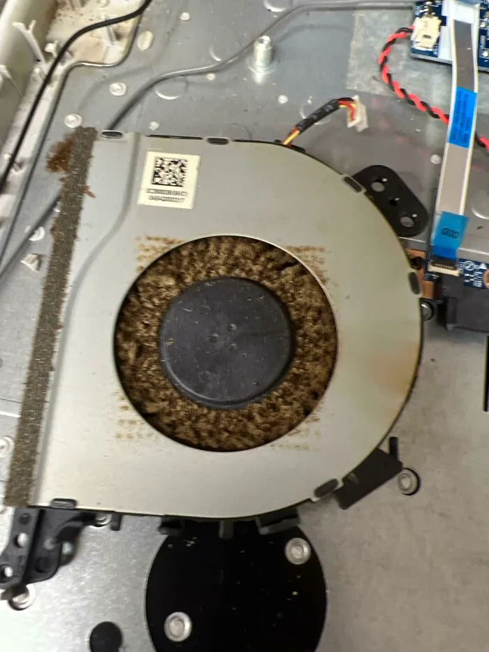 Cliente: "El ventilador del portátil parece que va mal, mi hijo usa el portátil como cenicero"