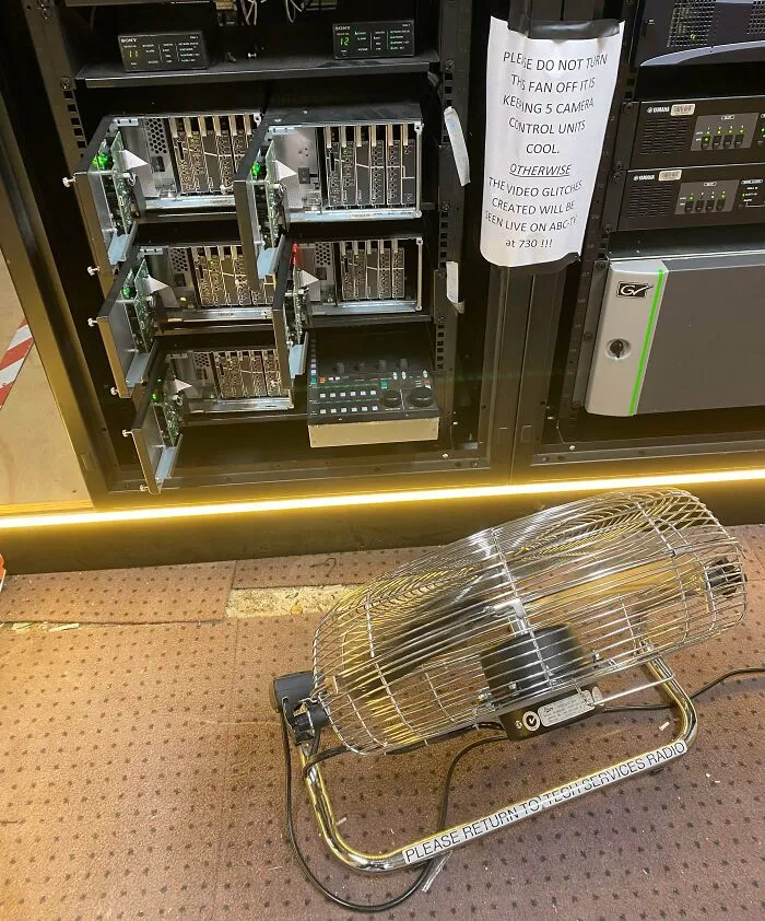 "Por favor, no apague este ventilador que mantiene frías las unidades de control de 5 cámaras"