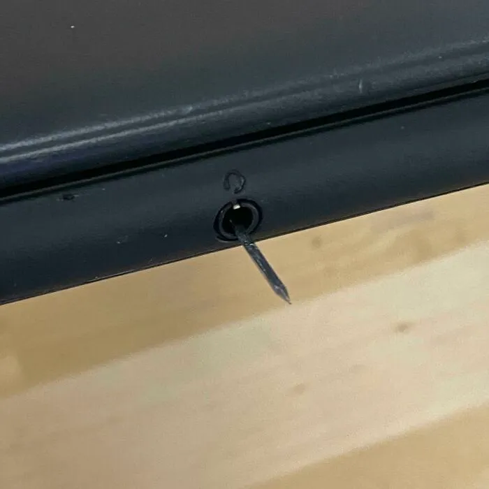 El ticket dice que "el Chromebook del estudiante tiene un clavo que sobresale de la toma de auriculares"