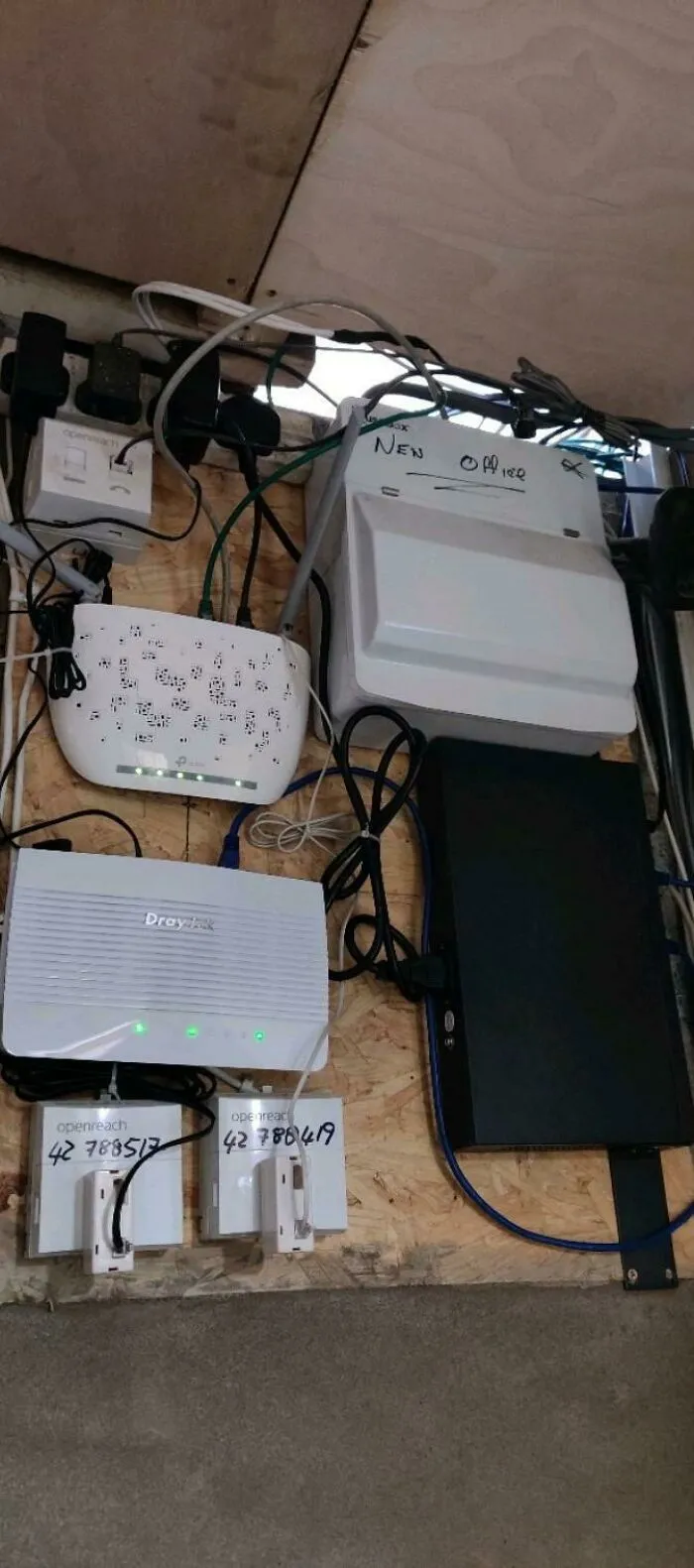 ¡Sí, es un agujero en el techo dejándolo todo expuesto a los elementos!