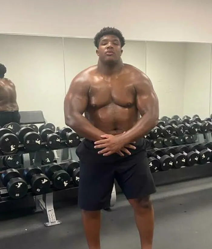 Recluta de fútbol americano de 14 años, 1,90 metros y 136 kilos, Tyler Parker