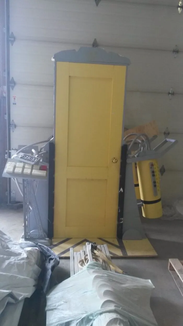 ¡Tenemos un 33-12! Mi amigo encontró una puerta de Monsters Inc. mientras hacía unas reformas 