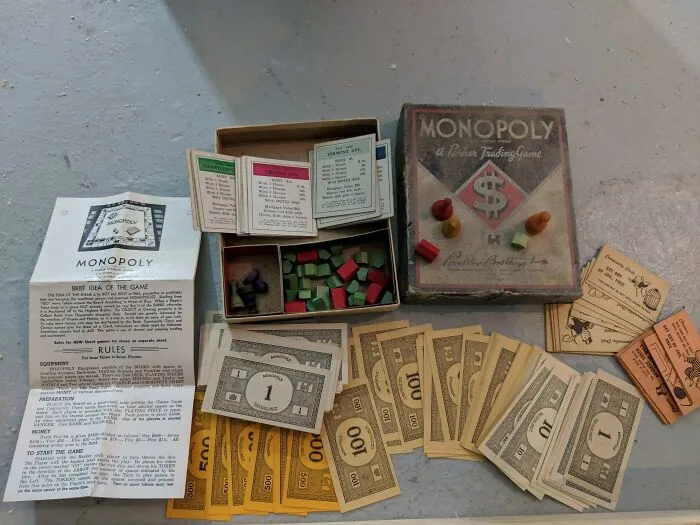 Encontré un viejo juego de Monopoly en la pared mi casa construida en 1925