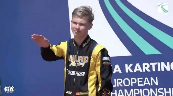 Un piloto de carreras ruso, que tuvo que participar bajo la bandera italiana debido a unas sanciones, hizo un saludo nazi en el podio. Hoy, su contrato fue rescindido por el equipo