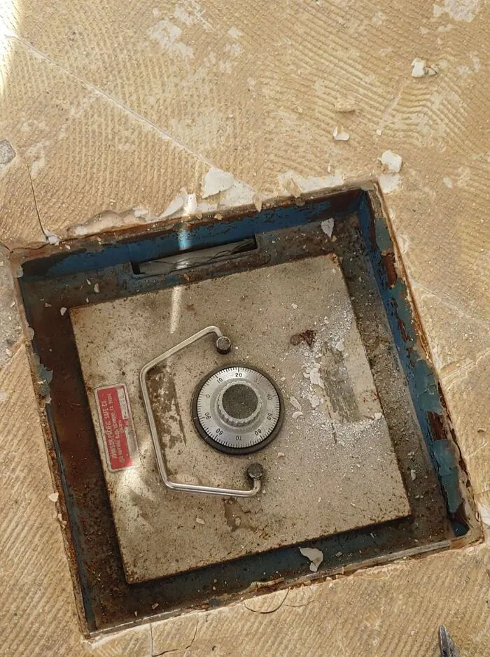 Mientras remodelaba, encontré una caja fuerte en el piso. Ahora estoy tratando de abrirla