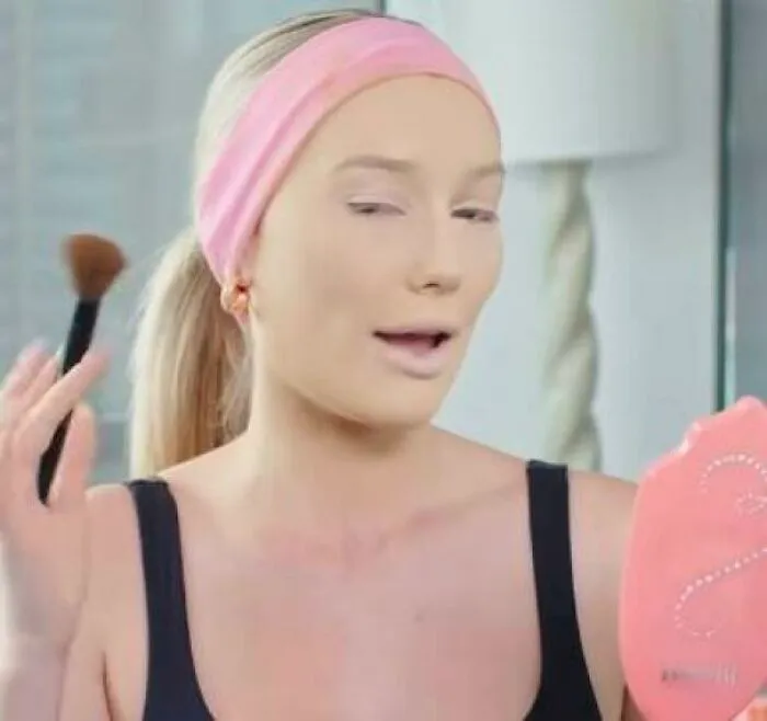 Usó 6 bases de maquillaje para hacer este look