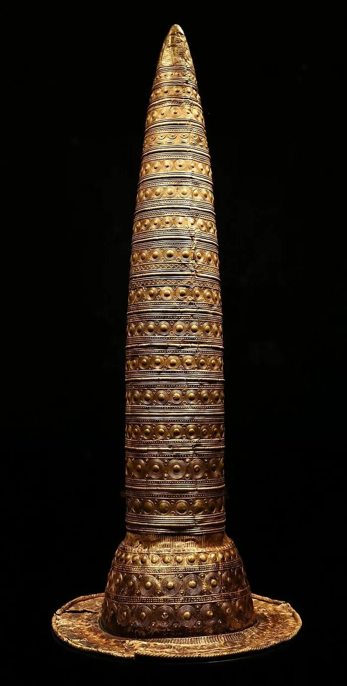 El sombrero de oro de Berlín (en alemán: Berliner Goldhut) es un artefacto de la Edad de Bronce tardía hecho de una fina hoja de oro. 