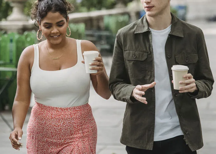 20 Detalles delatores en el comportamiento de la gente cuando tiene un romance secreto