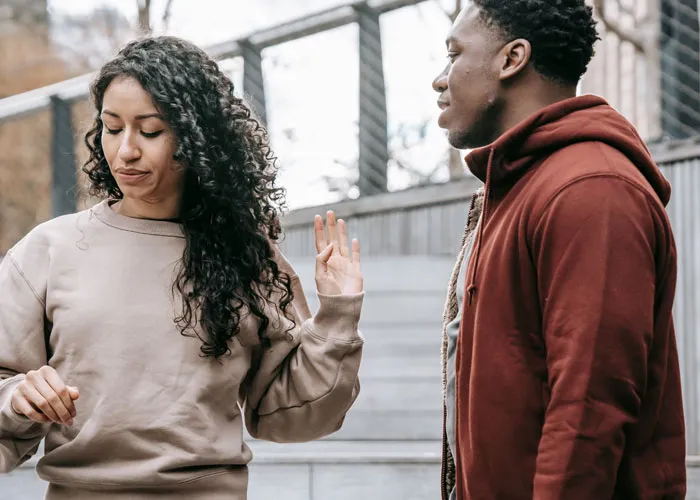 20 Detalles delatores en el comportamiento de la gente cuando tiene un romance secreto