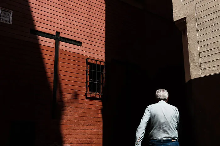 I Like To See The ‘Street As Theatre’ When Doing Street Photography (30 Pics)