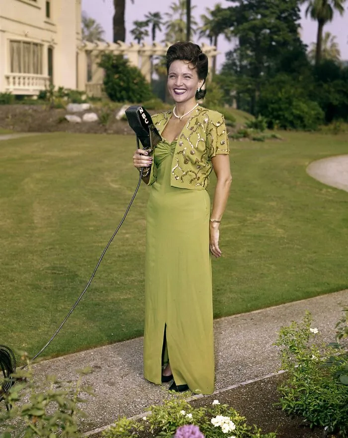 Betty White vestida con ropa de los años 40 para celebrar el 75º Torneo de las Rosas, 1963