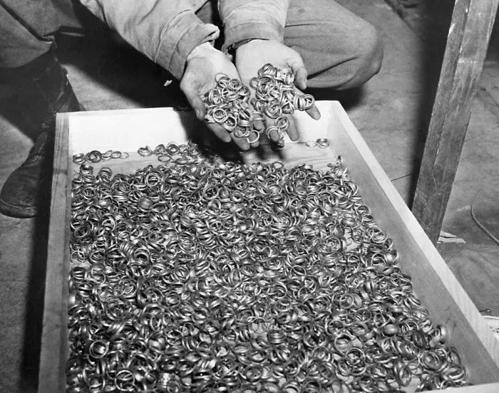 Anillos de boda retirados a las víctimas del Holocausto antes de ser ejecutadas, 1945