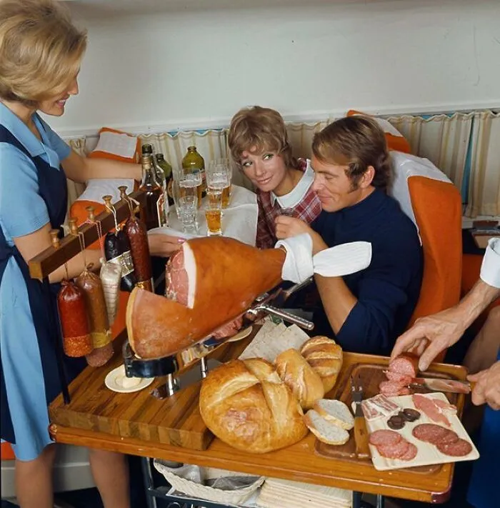 Sirviendo un aperitivo en un vuelo de Scandinavian Airlines, 1969