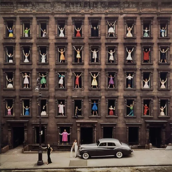 "Chicas en las ventanas" tomada por Ormond Gigli en 1960 en NYC. El edificio fue derribado al día siguiente