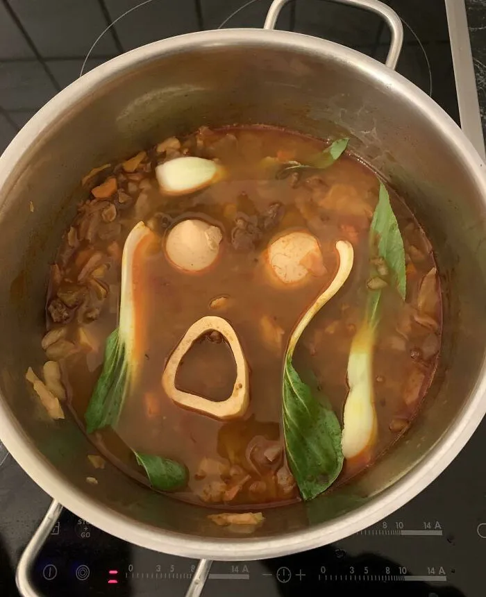 Mi padre pintor haciendo la sopa que parece "El grito" de Edvard Munch