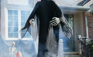 Some Of The Most Strange And Realistic Looking Halloween Displays