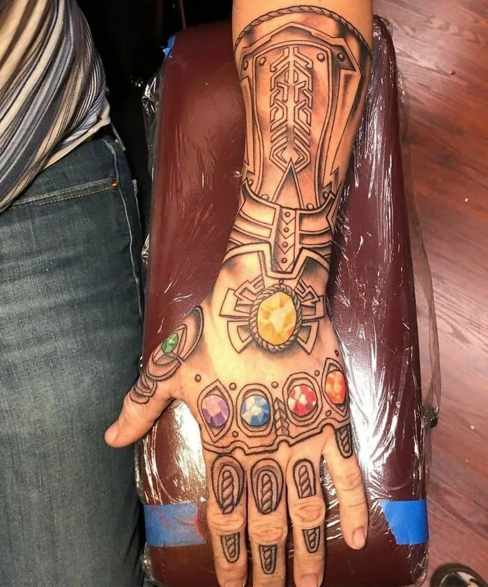 45 Personas que decidieron hacerse tatuajes de locura, compartidos en esta cuenta de Instagram
