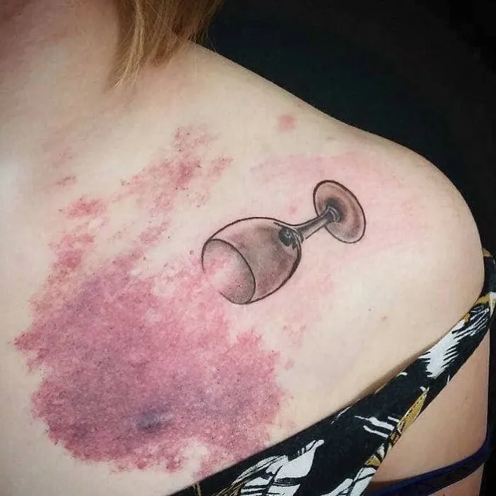 45 Personas que decidieron hacerse tatuajes de locura, compartidos en esta cuenta de Instagram
