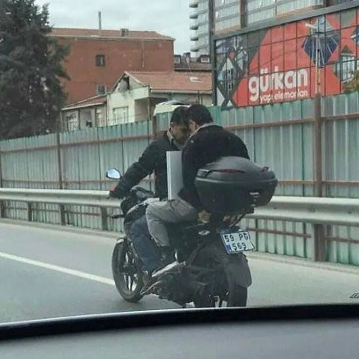 48 Geniales fotos aleatorias que no tienen ningún sentido, compartidas en esta cuenta de instagram