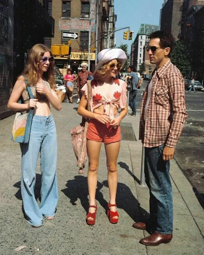 Billie Perkins, Jodie Foster, &amp; Robert De Niro On The Set Of Taxi Driver In 1975