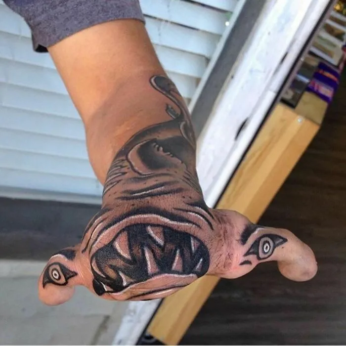 45 Personas que decidieron hacerse tatuajes de locura, compartidos en esta cuenta de Instagram