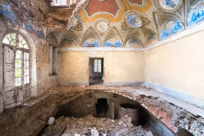 I Photographed Breathtaking Paintings And Frescoes In Abandoned Places In Italy (25 Pics)