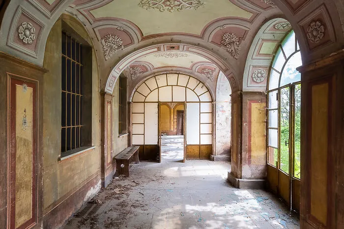 I Photographed Breathtaking Paintings And Frescoes In Abandoned Places In Italy (25 Pics)