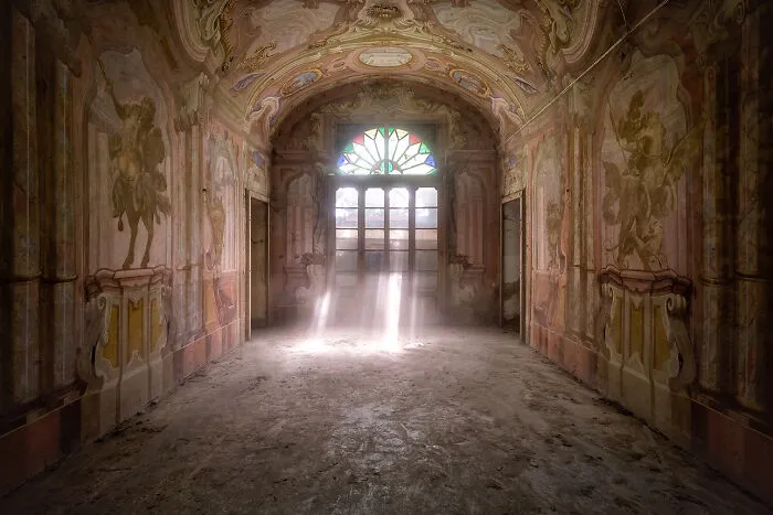 I Photographed Breathtaking Paintings And Frescoes In Abandoned Places In Italy (25 Pics)