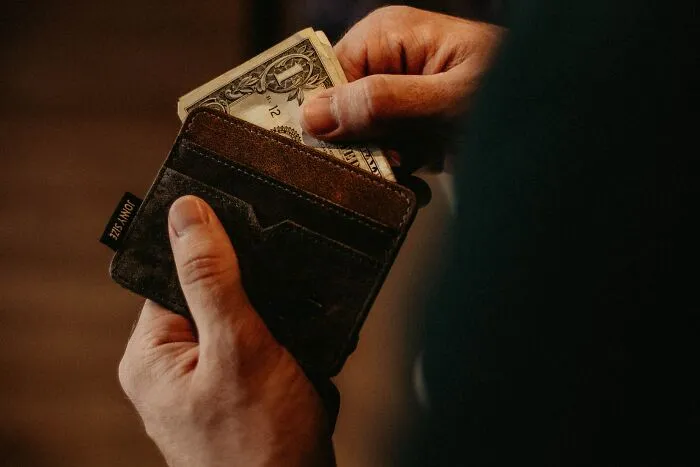 "El dinero habla, la riqueza susurra": 20 Detalles que dicen a gritos "soy rico"