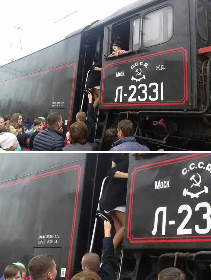 Un conductor de tren ayudando a una pasajera