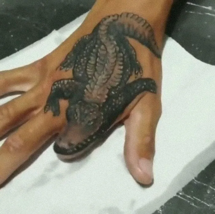 45 Personas que decidieron hacerse tatuajes de locura, compartidos en esta cuenta de Instagram