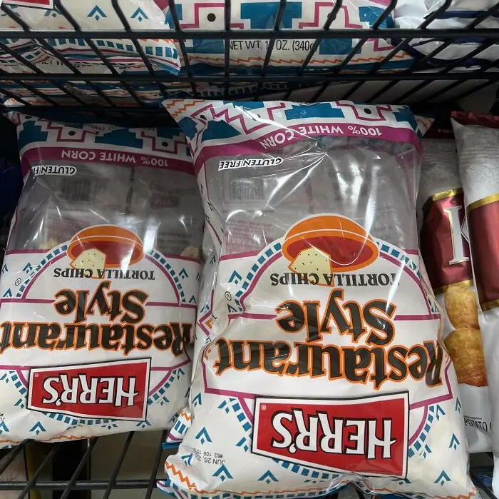 A veces me gusta dar vuelta los paquetes de las patatas fritas en los estantes de la tienda