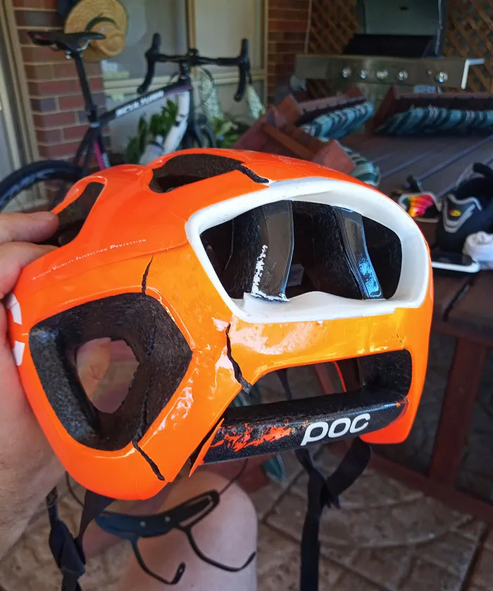 Esto, niños, es por lo que usamos cascos. Golpeado a 43 Km/H, el casco se llevó la peor parte