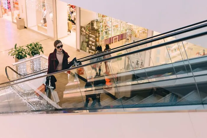"Money Talks, Wealth Whispers": 30 People Are Sharing Small Things That Scream “I’m Rich”