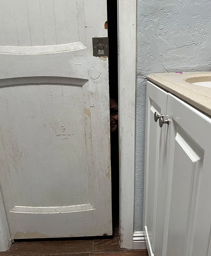 Con esto es con lo que tengo que lidiar cada mañana mientras voy al baño