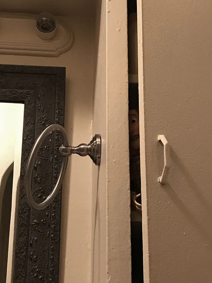 Miré hacia arriba y me di cuenta de esto mientras usaba el baño