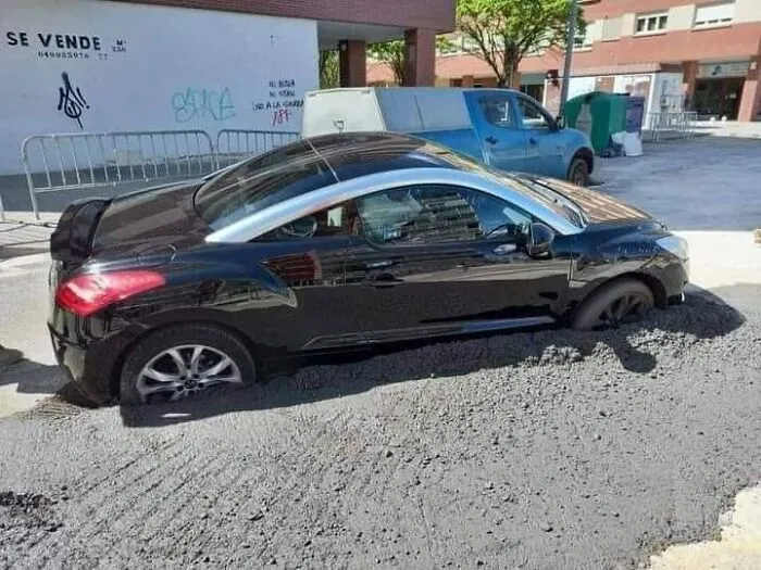 This Facebook Group Documents Examples Of Bad Drivers, Here Are 50 Of Their Funniest Posts (New Pics)